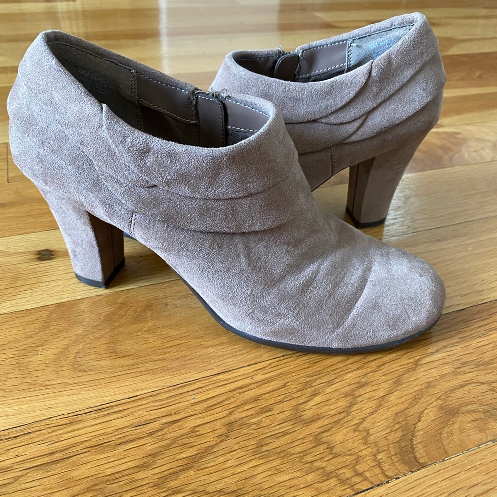 Light brown ankle booties / heels